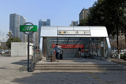 重慶八百萬商鋪月租４千 從黃金地段的喧囂到“鬼城”的寂靜，誰該為這場投資荒誕劇買單？